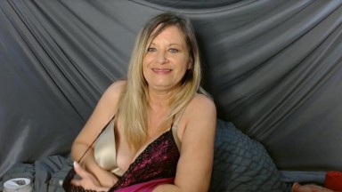 Curvaceous blue-eyed mommy Summer Dreams acts out her first cam show